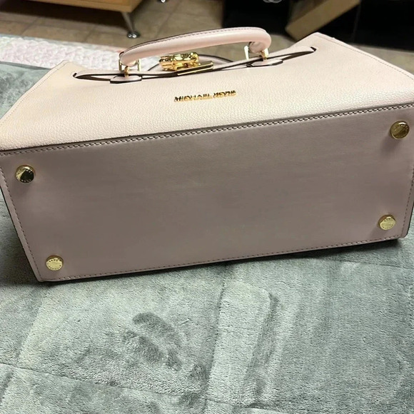 NWT Michael Kors Hampton bag. Perfect spring bag. Blush pink in color. - Picture 10 of 10